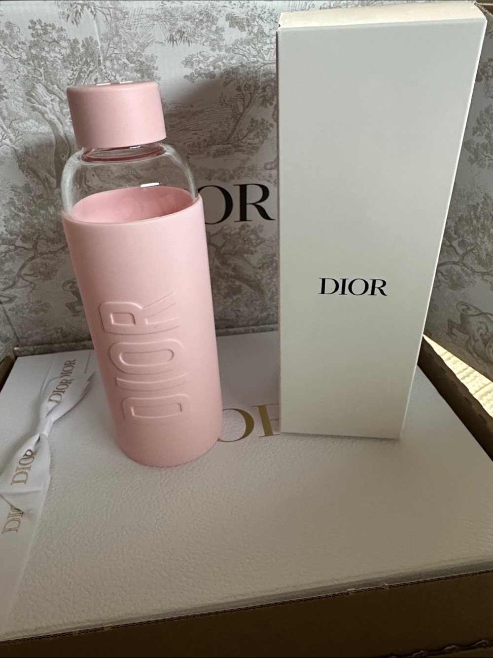 Dior Glass Bottle with Blush Pink Silicone Sleeve -VIP Exclusive 🤩🌸 - Picture 3 of 8